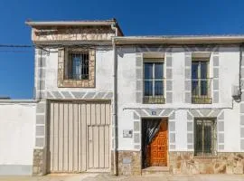 Stunning Home In Villarrín De Campos