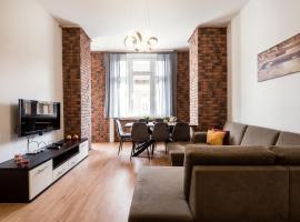 Jacuzzi and privacy with 2 balconies and FREE garage, hotel con campo de golf en Budapest