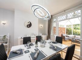 Mulberry House - Luxurious and Modern 4-Bed in Solihull near NEC,JLR, Airport, Resorts World, HS2, vakantiehuis in Solihull