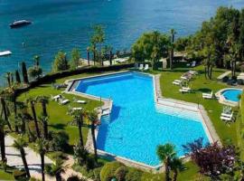 Holiday on the Lake Lugano 1, hotel u gradu Bissone