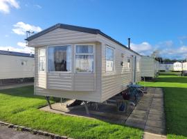 54 Family Caravan at Marine Holiday Park, sleeps 4, hótel í Rhyl