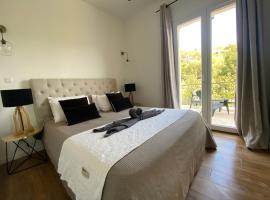 HOME SWEET HOME 2 pièces 42 m2 Chambre, salon, cuisine, grande terrasse, parking proche centre ville et mer, hotell i Bastia