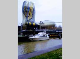 Bâteau cocoon au bassin des lumières, båt i Bordeaux