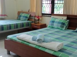 B&B เพลส ห้องพัก 200 ห้องพัก 300 ห้องพัก 150 ที่พักเชียงใหม่ราคาถูก ห้องพักเชียงใหม่ราคาถูก โรงแรมเซลส์ส์, hotell i Chiang Mai