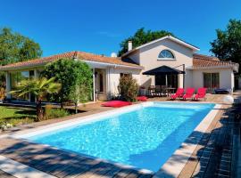 Plaisant villa with pool, close to the beach, semesterhus i Le Porge
