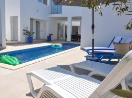 Villa Salem Maison d'architecte toute équipée & piscine, hotel amb piscina a Arkou
