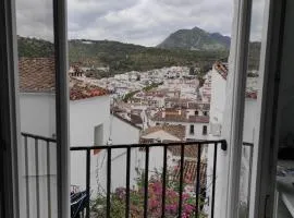 EL BOTIJO Las puertitas rojas
