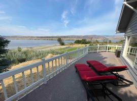Crescent Bar Waterfront Home- Private Beach, Water Views, Hiking, Golf, Live Concerts, hotel with parking in Quincy