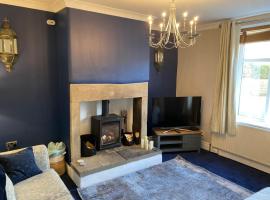 Honeybee Cottage, with a log fire & a hot tub., hotel in Bradford
