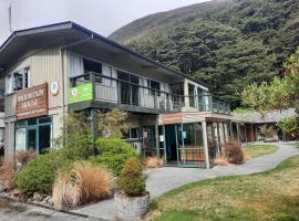 Mountain House, hotel u blizini znamenitosti 'Waimakariri Falls' u gradu 'Arthur's Pass'