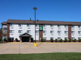 Quality Inn & Suites Bloomington I-55 and I-74، فندق في بلومينغتون