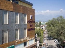 Clarks Inn Suites Kangra, hotel v destinaci Kangra