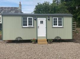 Remarkable Shepherds Hut in a Beautiful Location, holiday home in Perth