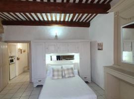 Suite parentale Castillon du Gard, hotel em Castillon-du-Gard