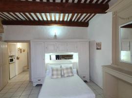 Suite parentale Castillon du Gard, bed and breakfast en Castillon-du-Gard