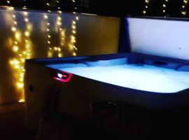 The Blue Horse Suite at The Grumpy Schnauzer B&B Private Hot Tub, Gym, Breakfast, Stunning!, hotel Airdrie-ben