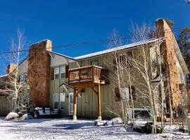 Cozy-Chic Condo with Mtn Views 3 Mi to Slopes!