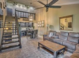 Chic Fort Myers Escape with Community Perks!, villa en Fort Myers