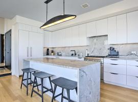 Luxury Long Beach Villa with Ocean Views!, nh&agrave; nghỉ dưỡng gần biển ở Long Beach