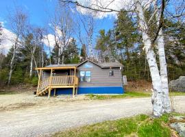 B10 NEW Awesome Tiny Home with AC Mountain Views Minutes to Skiing Hiking Attractions, loma-asunto kohteessa Carroll