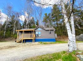 B10 NEW Awesome Tiny Home with AC Mountain Views Minutes to Skiing Hiking Attractions, minicasa en Carroll