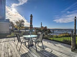 Waterfront Lake Champlain Home with Fire Pit!, Hotel mit Parkplatz in Saint Albans Bay