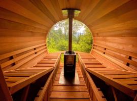 NEW Stunning home with breathtaking views, outdoor cedar sauna, great location、フランコニアのホテル