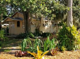 1 Beige Cozy Bungalow or 1 White Cozy Efficiency Cottage in Titusville, hotel in Titusville