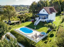 Odisea Hill House - Modern Holiday Home with swimming pool, sauna, jacuzzi, WiFi and 2 bedrooms, near Varazdin, cottage di Gačice