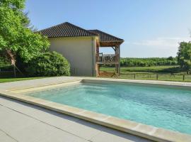 Holiday home in St Medard D excideuil with pool, готель у місті Laurière