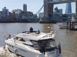 Yacht -Central London St Kats Dock Tower Bridge, barco en Londres