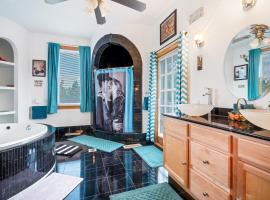 The Starlight Tower Hot Tub Suite with 8-Jet Massage Shower and Amazing Views, khách sạn ở Fort Atkinson