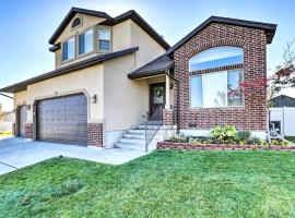Family-Friendly Home with Theater, 24 Mi to SLC, ξενοδοχείο σε Riverton
