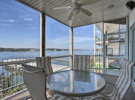 Pool Access and Boat Slip Lake Ozark Condo!, kondo di Lake Ozark