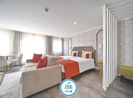 Famous Crows Lisbon Suites, къща за гости в Лисабон