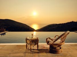 Karousa Villa - A luxury retreat with stunning views, by Zantewize, hotel a Anafonítria