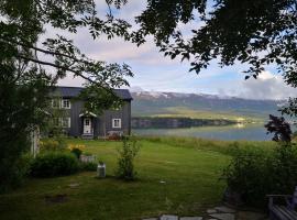 Aline's Stue, B&B Utskarpen, hotel near Svartisen Glacier, Fuglstad