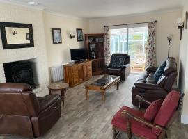 Cozy seaside home,3 minute walk to village/beach, stuga i Lahinch