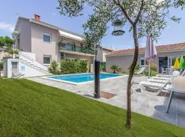 Lovely holiday home Pjacal II with pool in Pula