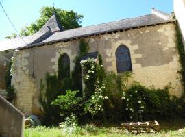 LE COMPOSTELLE PRIEURE GITE LES MEDIEVALES, hotel with parking in Courchamps