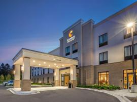 Comfort Inn & Suites, hotel cerca de Pine Knob Ski Resort, City in the Village of Clarkson