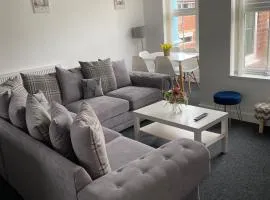 8 Bed 9 Bath Ensuite House with Hot Tub and Free Parking