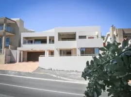 5 bedroom Traditional Fisherman's old Gem w panoramic views, Bloubergstrand, Cape Town
