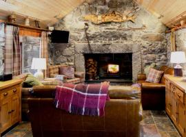 Capercaillie Cottage, hotel with parking in Rhilochan