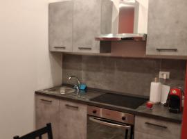 casa serrati(locanda la cascina)camera con bagno privato ma cucina in comune, hotell i San Giuliano Milanese