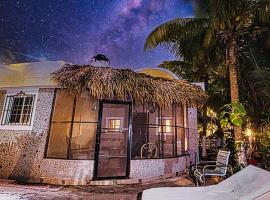 Antigua Lodge, 70 m from sandy beach, lodge in El Cuyo