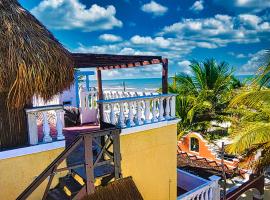 Beachfront Casa Maya Lodge: El Cuyo'da bir orman evi