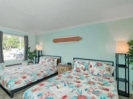 Heated Pool, Huge TV, Waterfront Tiki Bar & Grill, Close to Beaches, Hotel in Sarasota