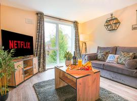 Stylish Two Bedroom, Two Bathroom Apartment with Free Parking, WiFi & Sky TV in Milton Keynes by HP Accommodation, hotel with parking in Milton Keynes