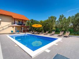 5 Bedroom Cozy Home In Suhovare, hotell i Suhovare